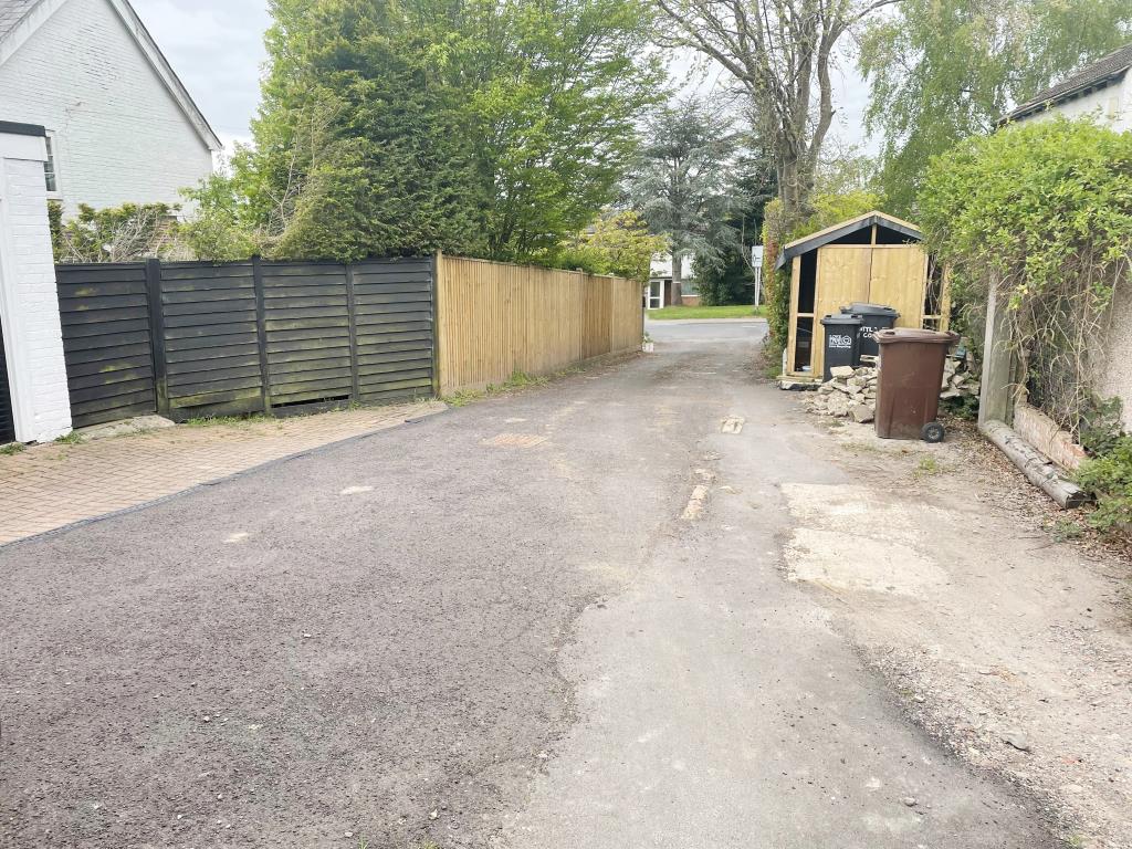 Lot: 10 - ACCESS DRIVEWAY TO THREE PROPERTIES IN ESTABLISHED RESIDENTIAL LOCATION -